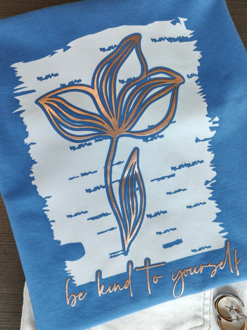 Camiseta azul con flor manga boxing
